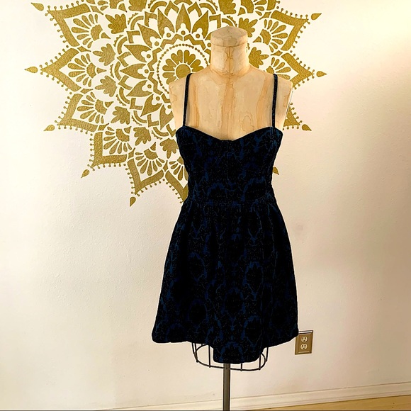 Perfect little denim damask mini dress. - Picture 4 of 10